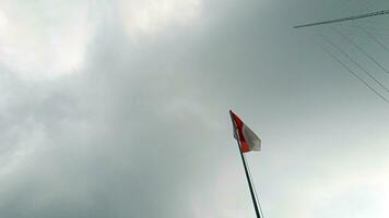indonesio bandera en un nublado cielo foto