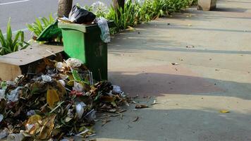 pila de algo de basura por el lado de el parque foto