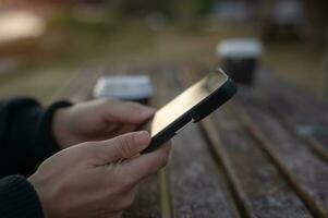 Internet red y tecnología teléfono inteligente en manos, mensajes de texto mensaje o buscando información en Internet, navegación sistema en ciudad, natural luz de sol, Copiar espacio foto