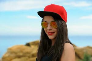 joven sonriente niña en rojo gorra foto