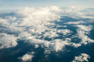 aéreo ver de nubes en el cielo en soleado día foto