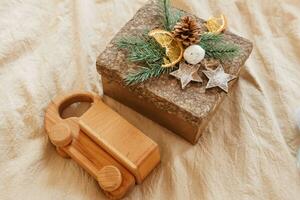 marrón arte caja con un Navidad regalo. hecho a mano regalo. el concepto de nuevo año y Navidad. foto