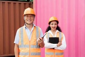 mantenimiento trabajador trabajando con carga contenedores ingeniero en la seguridad casco, reflexivo chaleco, participación walkie película sonora con envase exportar y importar negocio y logística antecedentes. foto