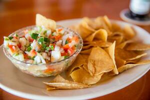 concha ceviche con papas fritas foto