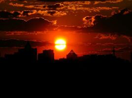 atardecer rojo otoñal con un cielo morado foto