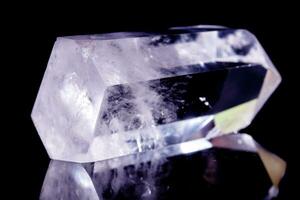 Cristal de roca de cristal de piedra mineral macro sobre un fondo negro foto
