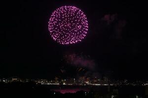 fuegos artificiales terminado el agua foto