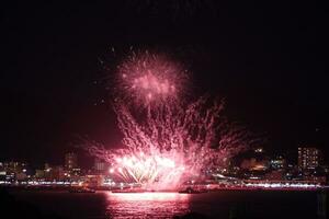 fuegos artificiales terminado el agua foto