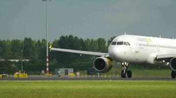 amsterdam, das Niederlande Juli 26, 2017 - - vueling Airbus 320 beschleunigt und nimmt aus langsam. Flugzeug Landung Ausrüstung nimmt aus von das Runway video