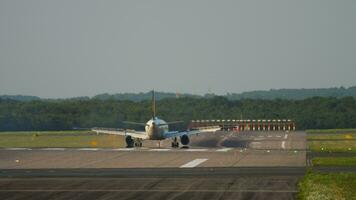 passagerare trafikflygplan bromsar efter landning på de landningsbanan. plan anlände på de flygplats video