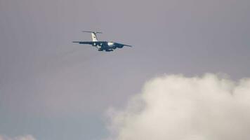 schwer Ladung Flugzeug Landung Ausrüstung und Annäherung zum Landung video