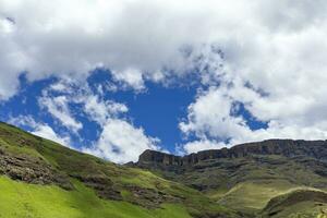 nubes reunir encima Drakensberg montañas foto