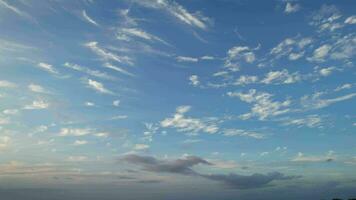 schön Himmel und dramatisch Wolken während Sonnenuntergang Über England großartig Großbritannien video