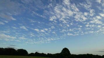 lindo céu e dramático nuvens durante pôr do sol sobre Inglaterra ótimo Grã-Bretanha video