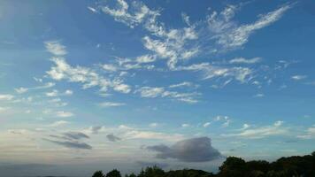 magnifique ciel et spectaculaire des nuages pendant le coucher du soleil plus de Angleterre génial Bretagne video