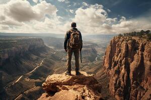 aventurero hombre en pie en el parte superior de un cañón acantilado a brillante día ai generativo foto