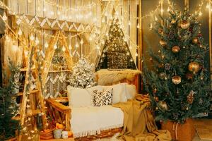 hogar Navidad interior, con un Navidad árbol y un montón de brillante guirnaldas y ligero bombillas preparando para el Navidad fiesta a hogar. foto