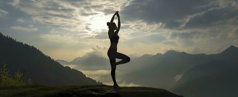 silueta de un mujer practicando yoga en el cumbre con montaña antecedentes. ai generado foto