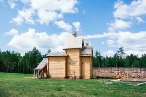 un antiguo de madera ortodoxo Iglesia en un ruso pueblo en un verano día foto