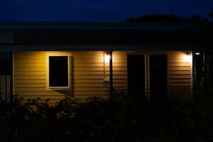 el ligero ese brilló en frente de el oscuro edificio a esta oscuro hora estaba aterrador. foto