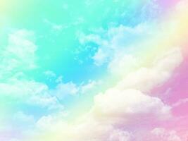 belleza dulce azul pastel amarillo colorido con nubes esponjosas en el cielo. imagen de arco iris de varios colores. fantasía abstracta luz creciente foto