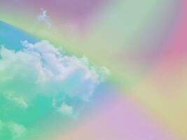 belleza dulce pastel verde y amarillo vistoso con mullido nubes en cielo. multi color arco iris imagen. resumen fantasía creciente ligero foto