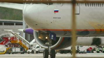 phuket, Tailândia novembro 26, 2017 - aeroflot boeing 777 taxiando antes saída a partir de phuket aeroporto. a avião é girando, fechar acima video