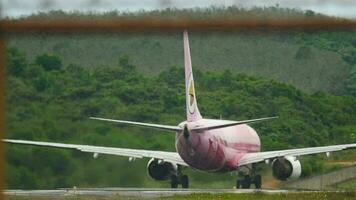 phuket, thailand december 5, 2016 - nok luft boeing 737 taxning till de Start placera innan avresa. nok luft thailand låg kosta flygbolag video