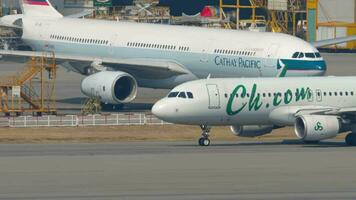 hong kong novembro 10, 2019 - Primavera companhias aéreas airbus A320 às hong kong internacional aeroporto. Primavera companhias aéreas taxiando para a pista antes saída ou depois de aterrissagem video