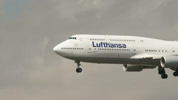 Francfort un m principal, Allemagne juillet 20, 2017 - lufthansa Boeing 747 approchant avant atterrissage à Fraport, Francfort, Allemagne video