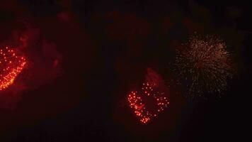 Maggio vacanze celebrazione, saluto esplosioni nel nero cielo. buio città, addormentato quarti edifici visto verso il basso. impostato di fuoco d'artificio lampeggia durante annuale celebrazione di mondo guerra Due vittoria video