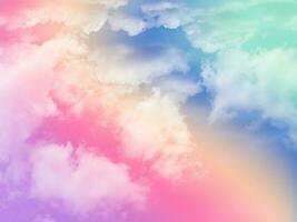 belleza dulce pastel rosado naranja vistoso con mullido nubes en cielo. multi color arco iris imagen. resumen fantasía creciente ligero foto