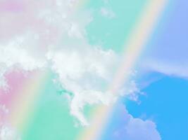 belleza dulce verde pastel azul colorido con nubes esponjosas en el cielo. imagen de arco iris de varios colores. fantasía abstracta luz creciente foto
