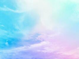 belleza dulce pastel suave azul y rosado con mullido nubes en cielo. multi color arco iris imagen. resumen fantasía creciente ligero foto