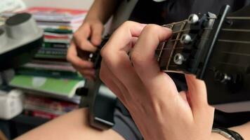 femelle main est en jouant électro guitare video
