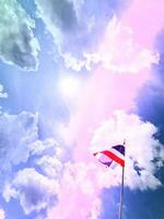 belleza dulce pastel púrpura rosado con Tailandia bandera vistoso con mullido nubes en cielo. multi color arco iris imagen. resumen fantasía creciente ligero foto