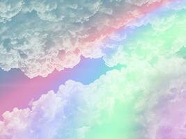 belleza dulce pastel rosa suave y verde con nubes esponjosas en el cielo. imagen de arco iris de varios colores. fantasía abstracta luz creciente foto