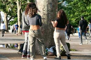 hermosa bajo ángulo imagen de personas a central Londres capital ciudad de Inglaterra genial Bretaña, más de el turista son internacional desde muchos comunidades de mundo. imagen capturado en agosto 2do, 2023 foto