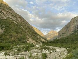 puesta de sol en el montañas. montañas de Kirguistán. trekking en el montañas de Kirguistán. Belogorsk garganta. hermosa ver de el montañas. central Asia, Kirguistán. foto