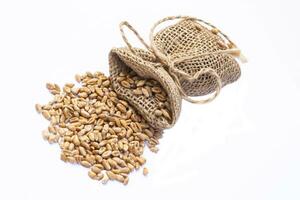foto de trigo granos y harina en el de madera mesa