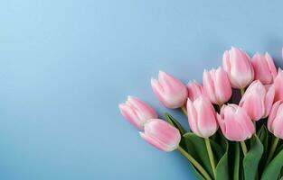 apertura un hermosa ramo de flores de rosado tulipán flores, lapso de tiempo Boda fondo, San Valentín día concepto. amar, cumpleaños diseño fondo. con un sitio para texto o imagen. foto