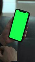 groen scherm, telefoon, groen scherm van telefoon, vrouw gebruik makend van mobiel telefoon groen scherm video