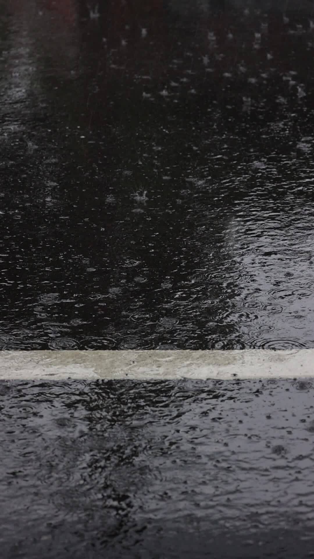Slow motion of raindrops on a road, rain background 27843595 Stock