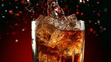 dentro un vaso de Coca Cola, hielo cubitos burbuja como el refrescante bebida vierte en. foto