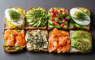 superalimento proteína brindis con delicioso coberturas en parte superior palta, salmón, huevos, verduras, Tomates, hierbas, y crema queso en un mármol superficie. largo amplio bandera con Copiar espacio. foto