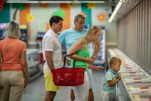 familia haciendo el compras en el supermercado foto