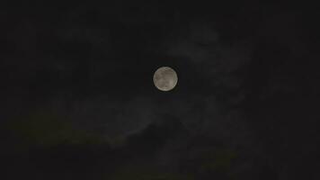 noir des nuages qui passe dans de face de le lune dans le foncé ciel pendant une solaire éclipse images. video