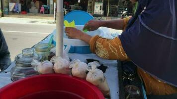 a processo do vendendo amanhecer cendol gelo dentro tradicional mercados. video