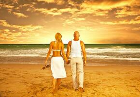 pareja feliz en la playa foto