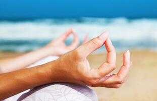 yoga meditación en el playa foto